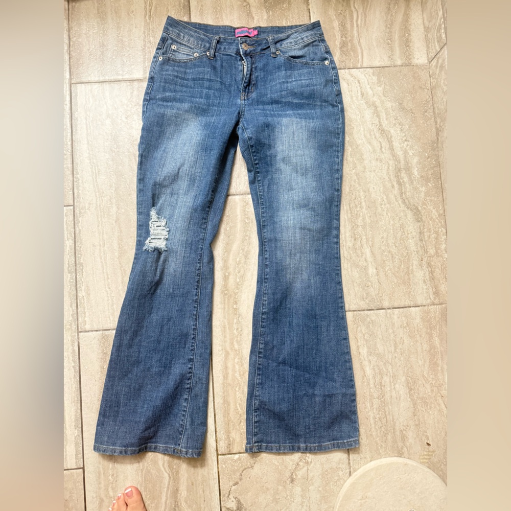 Edikted Women’s Boot Cut Jeans in Blue with Distressed Knee